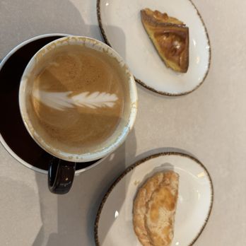 El Viñedo Local - Latte, empanada de jamon y queso, dulce de leche - Coffee & Tea Near Me - Atlanta, Georgia El Viñedo Local - Latte, empanada de jamon y queso, dulce de leche - Coffee & Tea Near Me - Atlanta, Georgia