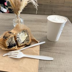Moksha Café - Muffin and hot chocolate
