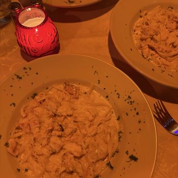 Gino's Vino Osteria - Fettuccine Alfredo con Pollo - Italian Near Me - Austin, Texas