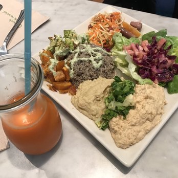 Badaboom - La salade complète pleine de bons aliments, le humus est top - Vegan Near Me - Nice, 06