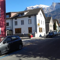 Hotel Hirschen - Bahnhofstrasse in Maienfeld mit Hotel Hirschen im Vordergrund