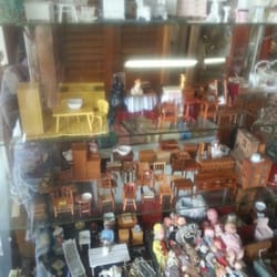 Shirley's Doll House - The  doll shop miniatures