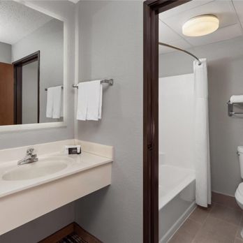 AmericInn by Wyndham Appleton - Guest room bath - Hotels Near Me - Appleton, Wisconsin AmericInn by Wyndham Appleton - Guest room bath - Hotels Near Me - Appleton, Wisconsin