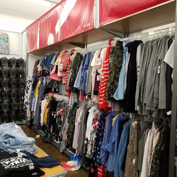 Old Navy - Large clearance section women's - Men's Clothing Near Me - Roseville, Michigan