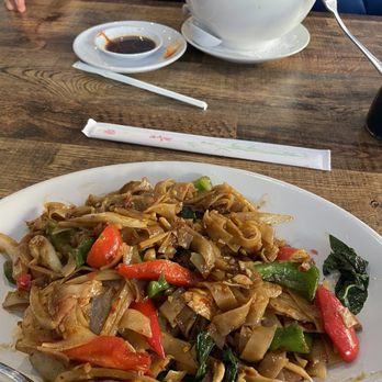 Sushi-Thai Savannah - Drunken noodles with chicken - Sushi Bars Near Me - Savannah, Georgia Sushi-Thai Savannah - Drunken noodles with chicken - Sushi Bars Near Me - Savannah, Georgia