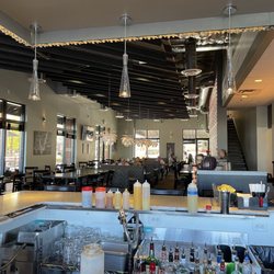 Metropolitan Bar & Grill - Bar and Dining Area