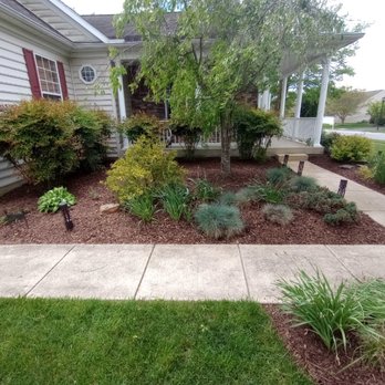 Beach Property Pros - Clean beds edged and added mulch - Landscaping Near Me