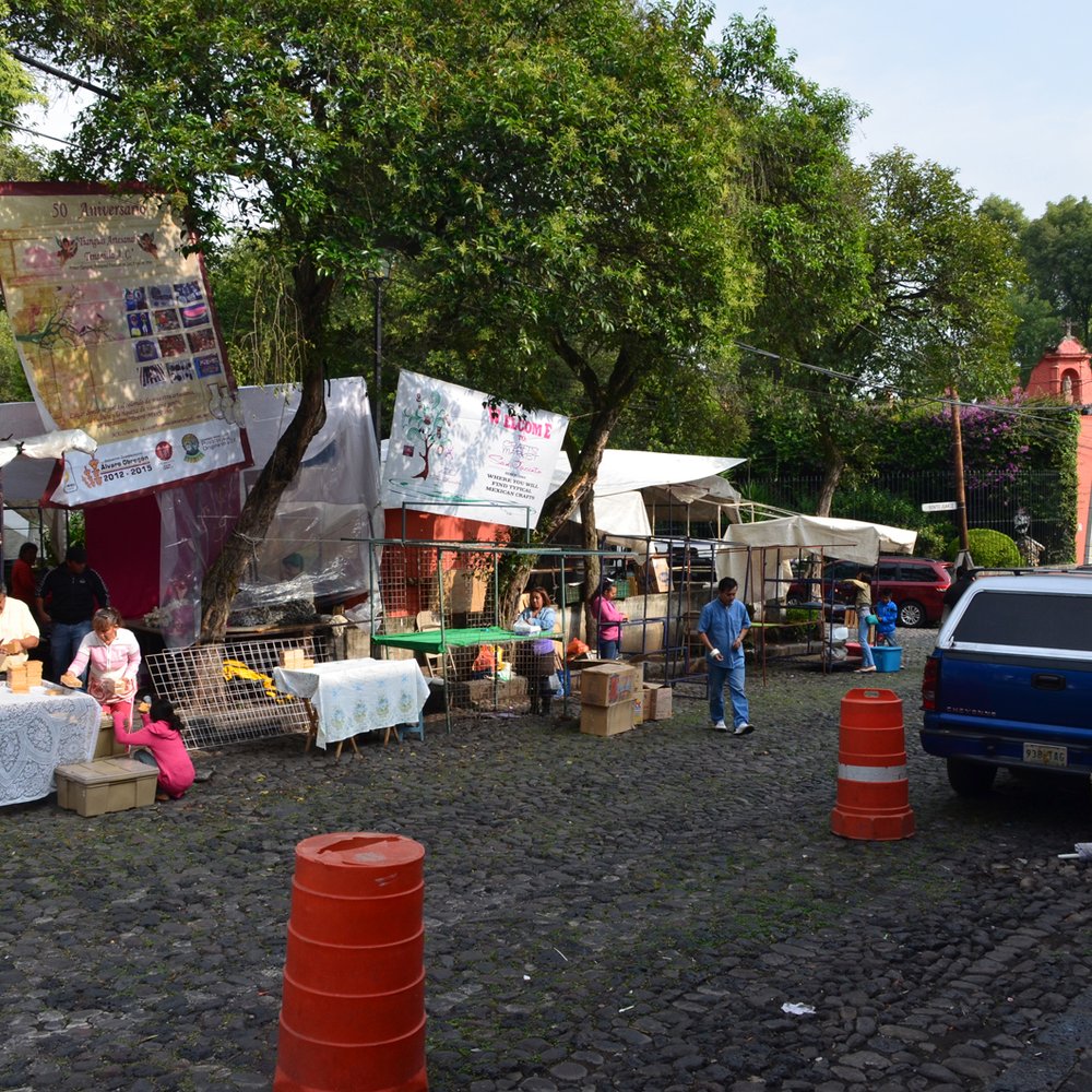 Plaza San Jacinto - Setting up for the Saturday market in Plaza San Jacinto - Parks Near Me - México, D.F., DIF Plaza San Jacinto - Setting up for the Saturday market in Plaza San Jacinto - Parks Near Me - México, D.F., DIF
