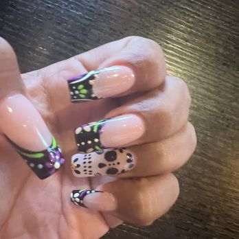 Daisies Nails Studio - Love my nails  Kate delivered, once again!!! - Nail Salons Near Me - Los Angeles, California