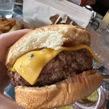 J.G. Melon - Cheeseburger - American Near Me - New York, New York