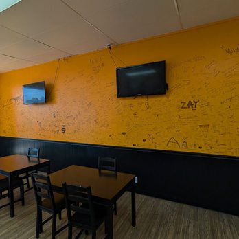 Lucky’s Pizza - Seating area - Pizza Near Me - Gardena, California Lucky’s Pizza - Seating area - Pizza Near Me - Gardena, California