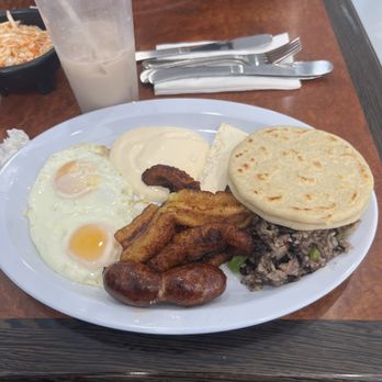 Mama Lila Restaurant - platano con crema - Salvadoran Near Me - San Fernando, California