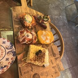 La Cacharrería - Lots of toasts