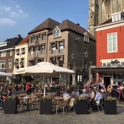 Biercafé 't Locomotiefke - Zonnig, gezellig terras op de beste plek van de grote markt. Tot het laatste heb je hier de zon recht in je gezicht.