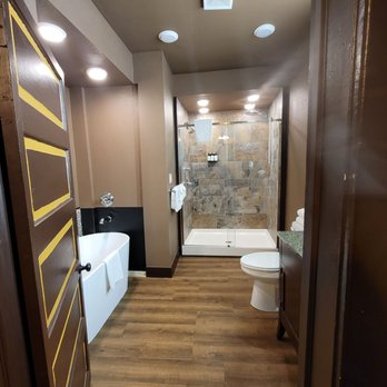 Basin Park Hotel - Queen suite - Hotels Near Me - Eureka Springs, Arkansas Basin Park Hotel - Queen suite - Hotels Near Me - Eureka Springs, Arkansas