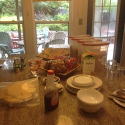 HI-St. John's City Hostel - Breakfast table