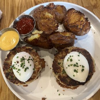 Batch Local Kitchen: Fort Lauderdale - Crab Cake Benedict - American Near Me - Fort Lauderdale, Florida Batch Local Kitchen: Fort Lauderdale - Crab Cake Benedict - American Near Me - Fort Lauderdale, Florida