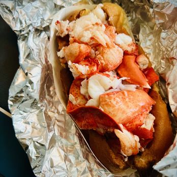 James Hook & Co - Large Lobster Roll with Butter - Seafood Near Me - Boston, Massachusetts