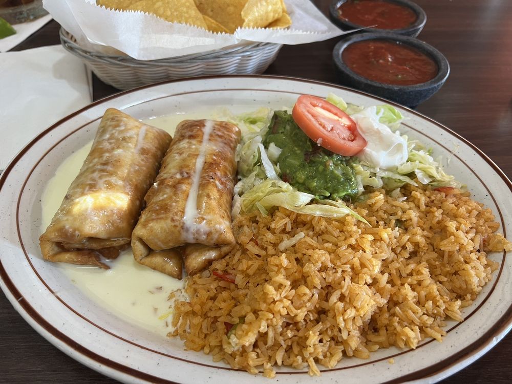 Dos Lunas Mexican Bar & Grill
