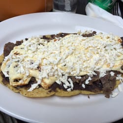 Huarache con tasajo, quesillo y nopalitos