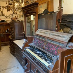Architectural Antiques of Indianapolis - Antiques and light fixtures.
