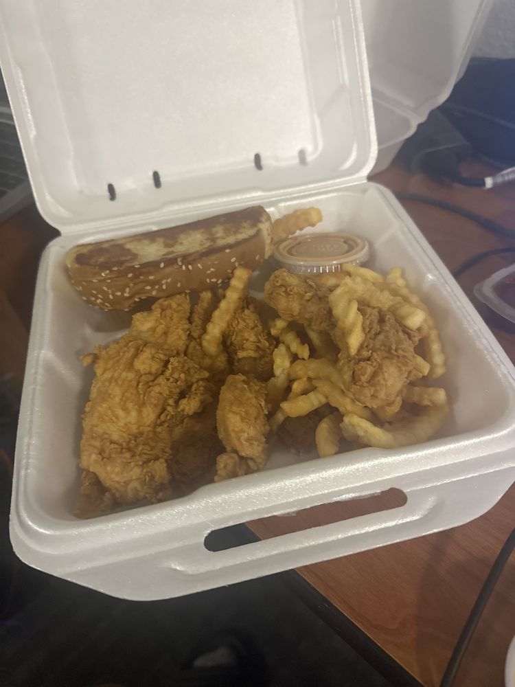 RAISING CANE’S CHICKEN FINGERS 8899 Florida Blvd, Baton Rouge