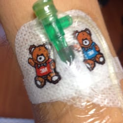 Hospital San Jose - Catéter con parche de ositos ¡Súper kawaii! jajajaja prueba que mi cuarto estaba en la zona de Pediatría.