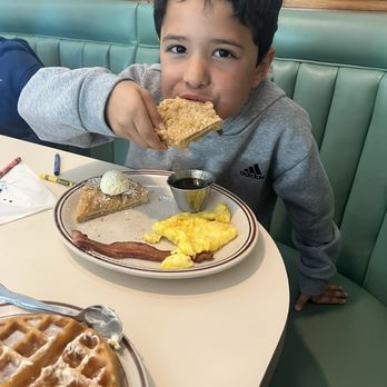 Milt’s Diner - French toast kids plate - Breakfast & Brunch Near Me - Bakersfield, California