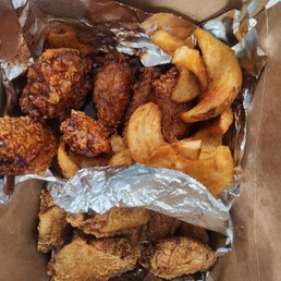 Sweet and Spicy Wings 4/5 (top). Soy Garlic Wings 4.5/5 (bottom). Sweet and Spicy Wings 4/5 (top). Soy Garlic Wings 4.5/5 (bottom).