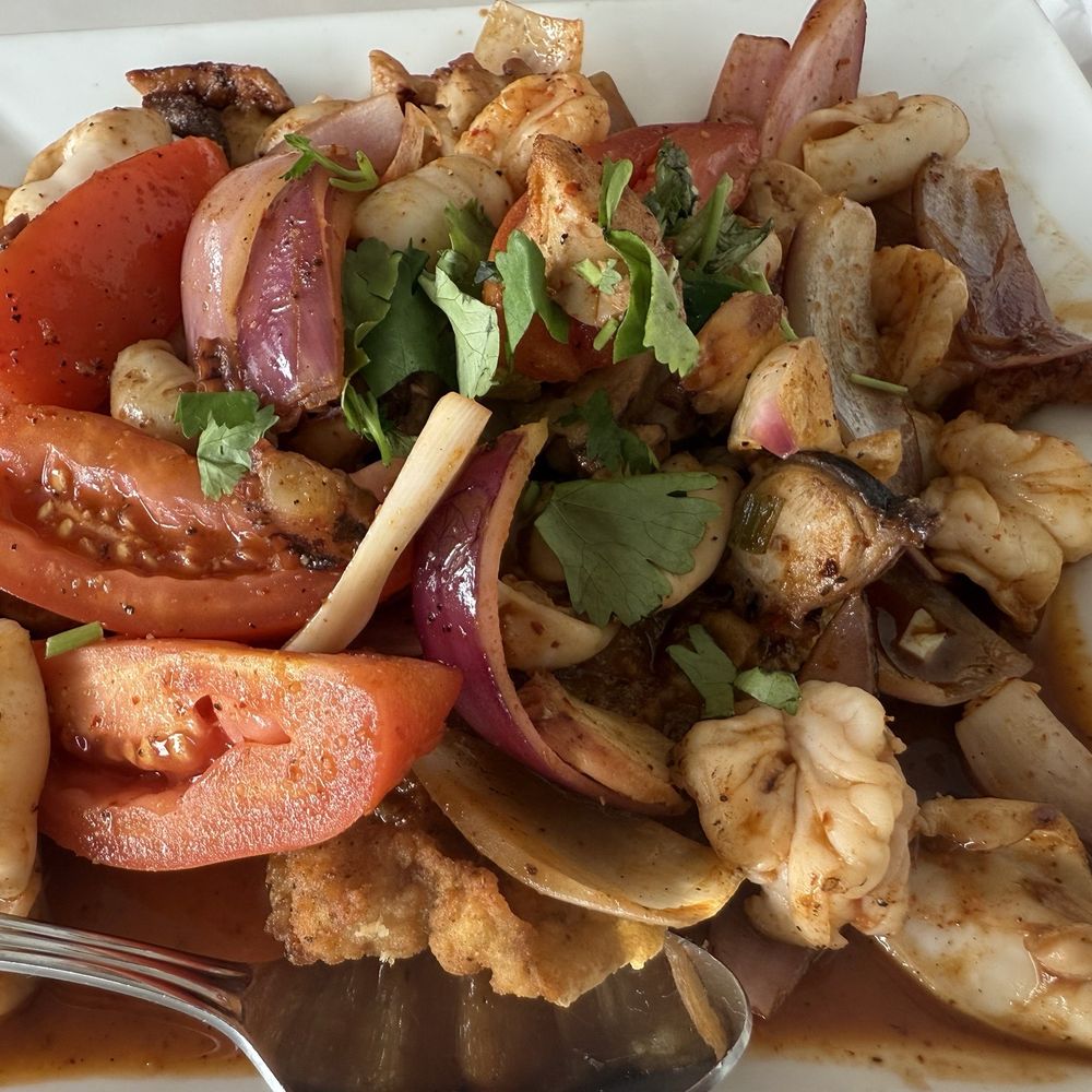 Mamita Peruvian Restaurant - Pescado a lo Macho - Peruvian Near Me - Glendale, California