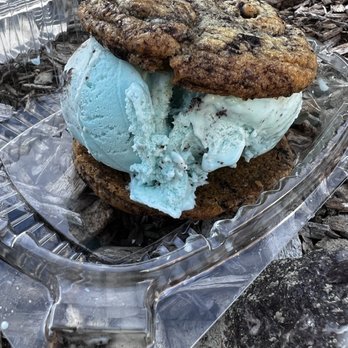 Stack creamery - Cookie Monster ice cream with cookie n cream cookies - Ice Cream & Frozen Yogurt Near Me - Morristown, New Jersey