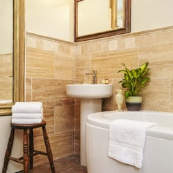 The End House Bed & Breakfast - The En-suite Bathroom for The Blue Room at The End House B&B