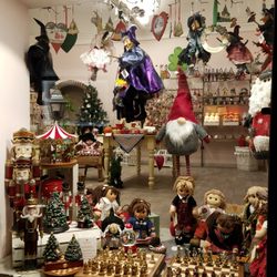 La Bottega Di Mi&Chi - The storefront windows were decorated for Christmas with items that were available for sale.