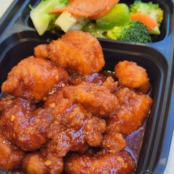Jeneral's - Original General Tso Chicken ($12.95) and vegetables - Chinese Near Me - Toronto, Ontario