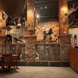 Trapper's Fishcamp & Grill - Dining area