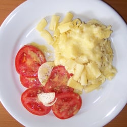 Berggasthaus Hörnli - Die Hörnli mit Tomatensalat: Es ist angerichtet