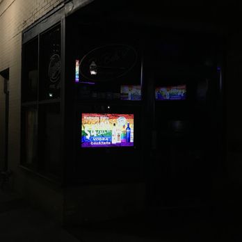B-Bob's - the outside of a restaurant at night - Gay Bars Near Me - Mobile, Alabama