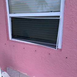 Coral Beach Cottages - Screens falling off