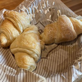 Cheddar's Scratch Kitchen - Honey Butter Croissants...nom nom get in my belly!!! - American Near Me - San Antonio, Texas