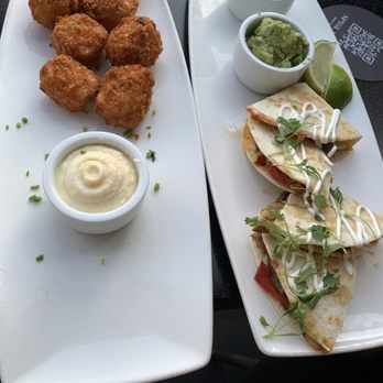 Spyglass Rooftop Bar - Happy hour bites - Cocktail Bars Near Me - New York, New York