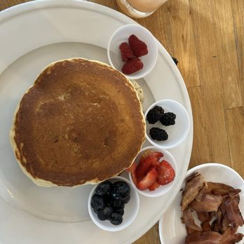 801 Restaurant & Bar - Buttermilk Pancakes - Bars Near Me - Washington, DC, District of Columbia