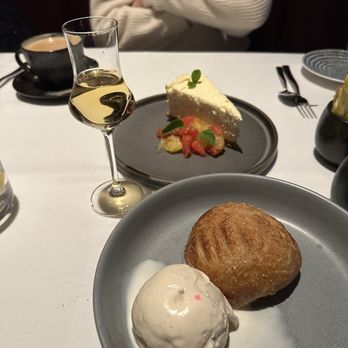 Eight North - Lemon cheesecake & the apple dumpling with vanilla ice cream - Wine Bars Near Me - Calistoga, California Eight North - Lemon cheesecake & the apple dumpling with vanilla ice cream - Wine Bars Near Me - Calistoga, California