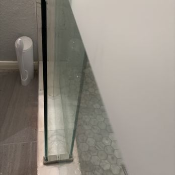 Glass & Mirrors Services - Sin sello para evitar fugas de agua entre las puertas deslizadizas - Glass & Mirrors Near Me Glass & Mirrors Services - Sin sello para evitar fugas de agua entre las puertas deslizadizas - Glass & Mirrors Near Me