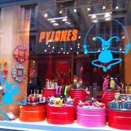 Impossible not to follow that window display inside. Impossible not to follow that window display inside.