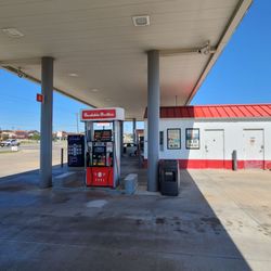 Brookshire Brothers - Basic gas station.