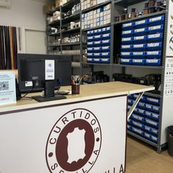 Cuero en Sevilla - Foto general de la entrada a la tienda.