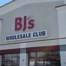 BJ's Wholesale Club - The entrance to BJ's.