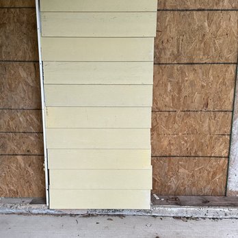 Vida Contractors Texas - Picture 7: subpar siding job, a glaring example of the poor craftsmanship that characterizes the entirety of this project. - Roofing Near Me