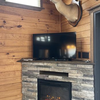 Willow Oak Lodge - Fireplace. TV in Living Room and downstairs bedroom. - Fishing Near Me - Spruce Pine, Alabama Willow Oak Lodge - Fireplace. TV in Living Room and downstairs bedroom. - Fishing Near Me - Spruce Pine, Alabama