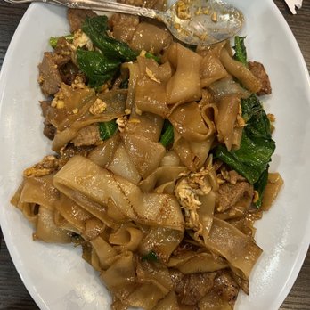 Ruen Pair - Pad See Ew with beef - Thai Near Me - Los Angeles, California Ruen Pair - Pad See Ew with beef - Thai Near Me - Los Angeles, California